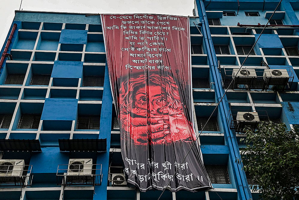 Kolkata rape-murder case: Junior doctors hang a giant poster from the roof of the R G Kar College - | Photo: PTI